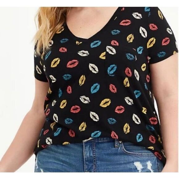 Torrid Classic Fit Stretch Tee Kisses Print V-Neck with Cap Sleeves sz 3 - Picture 1 of 5